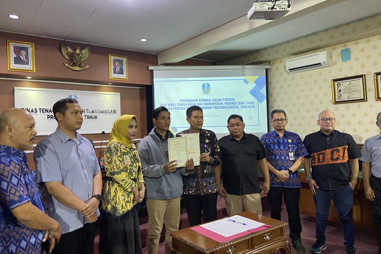 Disnakertrans Jatim mengembalikan ijazah mantan karyawan PT. Tedmonnindo Pratama Semesta, Kamis (5/6/2025)
