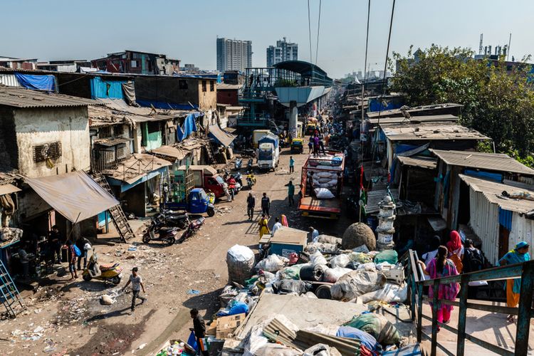 Dharavi, kawasan padat penduduk, di Mumbai, India.