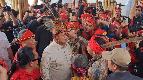 Prabowo Silaturahmi dengan Pasukan Merah Dayak di Pontianak