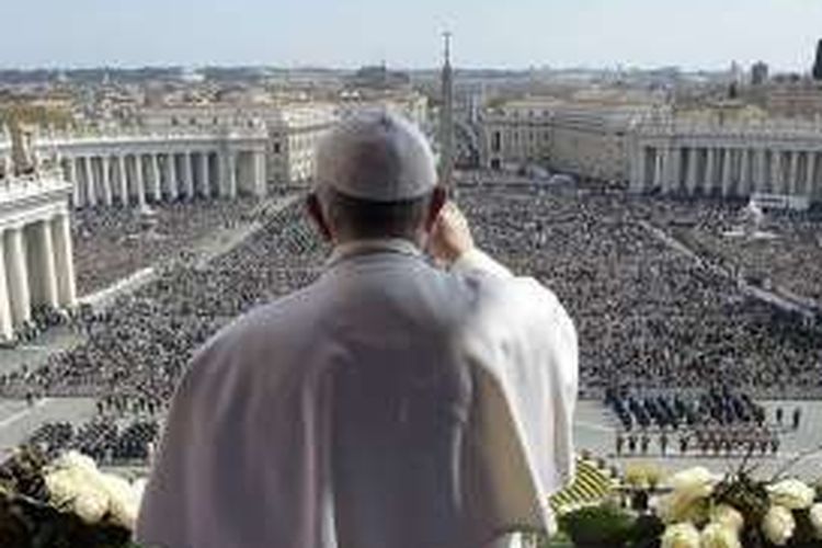 Paus Fransiskus menyampaikan pesan Paskah di hadapan umat Katolik di St. Peter's Square, Vatikan, Senin (28/3/2016). 