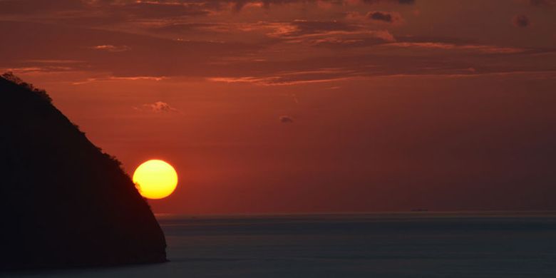 Matahari terbenam di Labuan Bajo dilihat dari Restoran Paradise, Kelurahan Labuan Bajo, Kecamatan komodo, Manggarai Barat, Flores, Nusa Tenggara Timur, Minggu (27/8/2018). Matahari terbenam menjadi salah satu ikon pariwisata di Manggarai Barat.