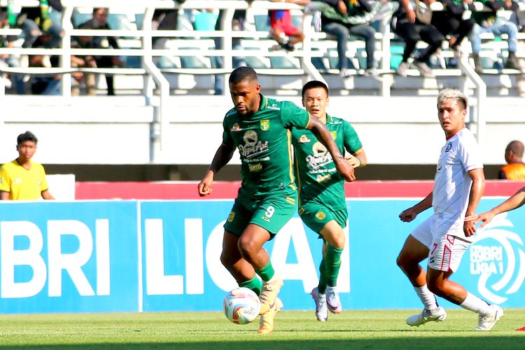 Pemain Persebaya Surabaya Paulo Victor saat pertandingan pekan ke-13 Liga 1 2023-2024 melawan Arema FC yang berakhir dengan skor 3-1 di Stadion Gelora Bung Tomo Surabaya, Sabtu (23/9/2023) sore.