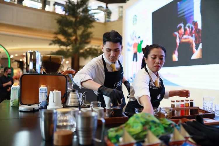 Finalis Starbucks Barista Championship 2025 menunjukkan keterampilan meracik kopi dengan susu MilkLife dalam kompetisi yang digelar di Grand Indonesia, Jakarta. Ajang ini menjadi wadah bagi barista berbakat untuk menampilkan kreativitas dalam menciptakan kopi berkualitas.