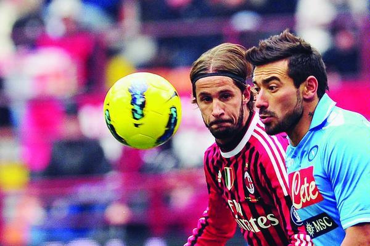 Penyerang Napoli, Ezequiel Ivan Lavezzi (kiri), dikawal pemain bertahan AC Milan, Luca Antonini, pada laga Liga Italia di Stadion San Siro, Milan, Minggu (5/2). Pada pertandingan ini, Milan ditahan imbang 0-0.