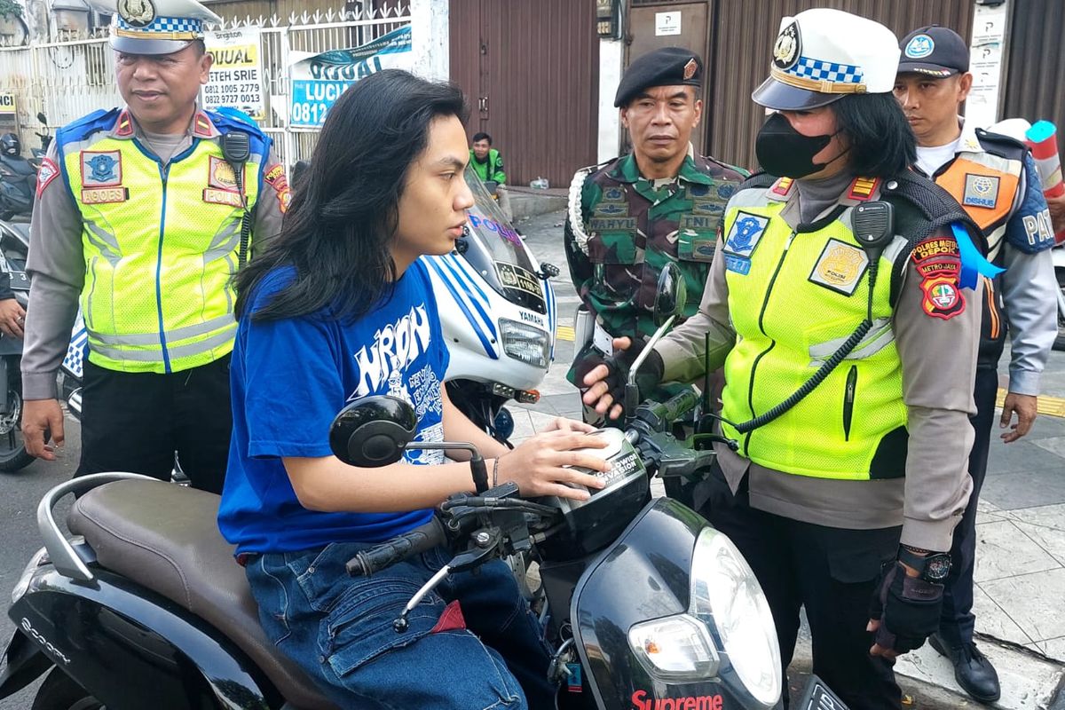 Pengendara Motor Dicegat Polisi di Margonda Depok karena Tak Pakai Helm, Tangannya Gemetaran
