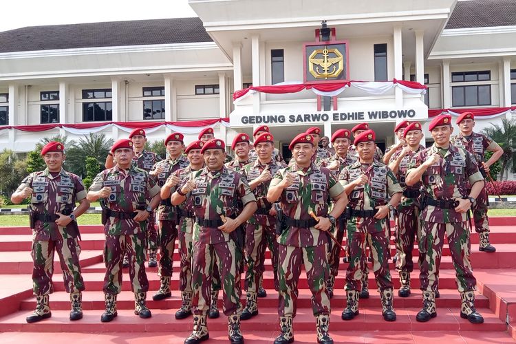 Mayor Jenderal Teguh Muji Angkasa dan Mayor Jenderal Muhammad Hasan usai menjalani rangkaian tradisi penyerahan satuan Kopassus yang berlangsung di Markas Kopassus, Cijantung, Jakarta, Kamis (9/12/2021) siang.