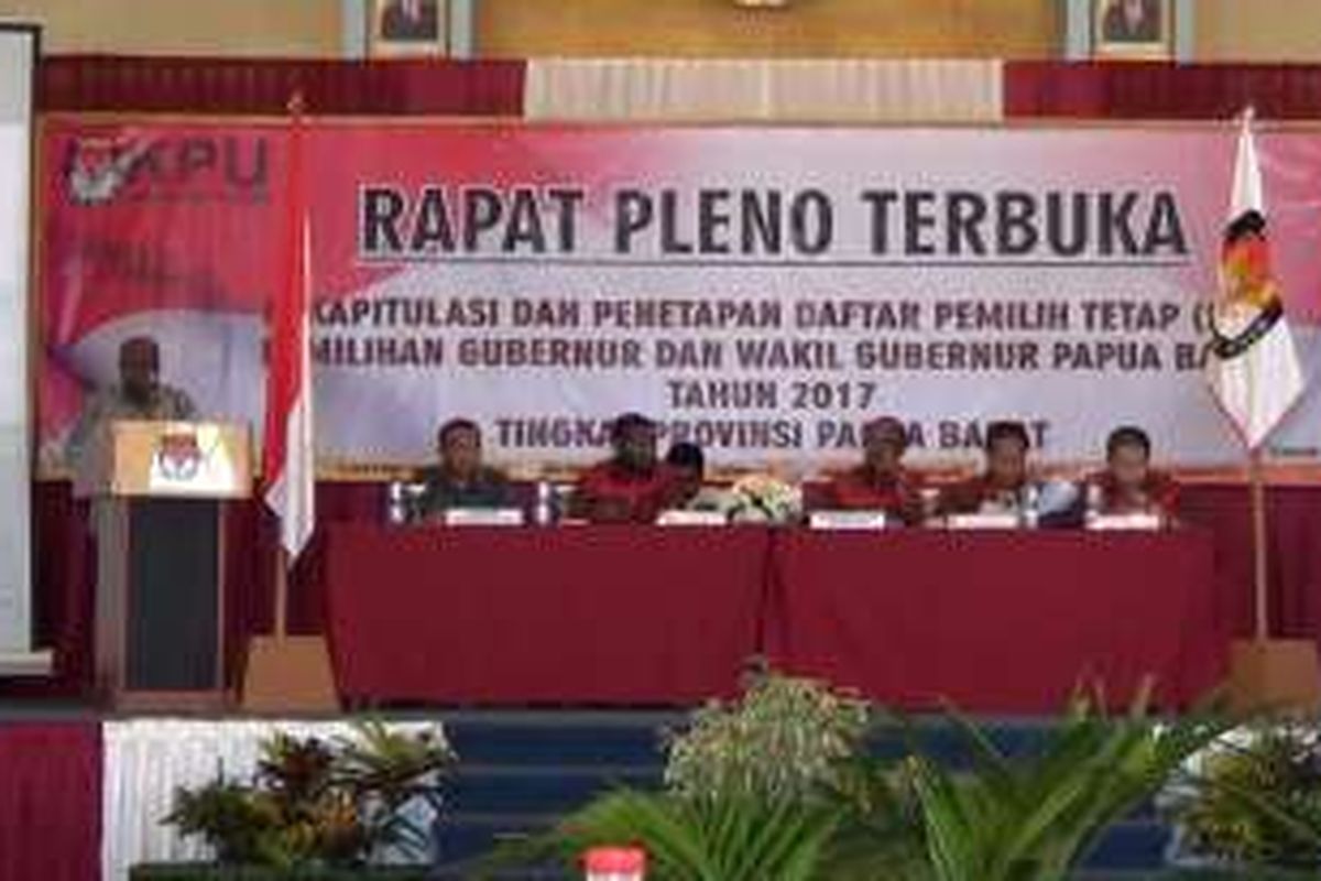 Rapat Pleno Rakapitulasi Daftar Pemilihan Tetap (DPT), Pemilihan Gubernur dan Wakil Gubernur Tahun 2016, yang diselenggarakan oleh Komisi Pemilihan Umum Provinsi Papua Barat, Kamis (8/12/2016).