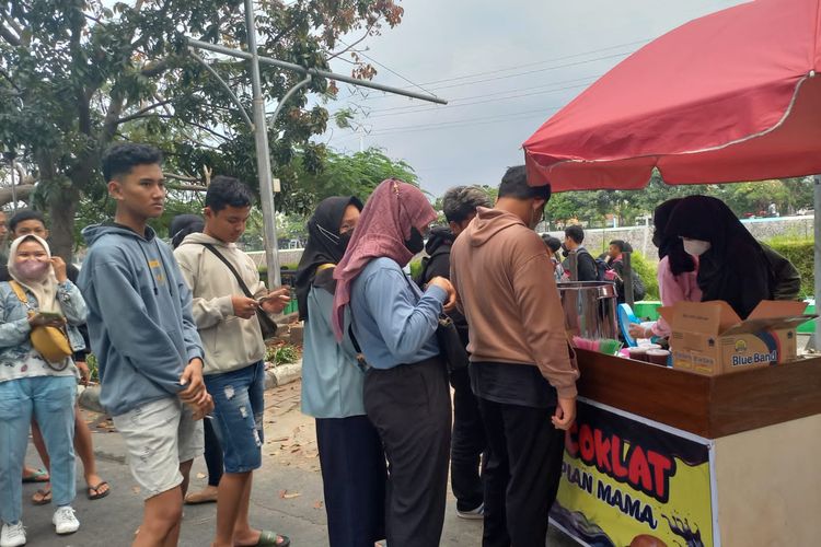 Puluhan orang mengantre di lapak Es Coklat Banjir Kanal Barat Semarang yang sedang viral di sosial media, Kamis (22/9/2022).