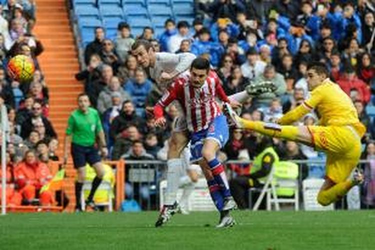 Gareth Bale ikut menyumbangkan gol saat Real Madrid menang telak atas Sporting Gijon di Santiago Bernabeu, Minggu (17/1/2016). 