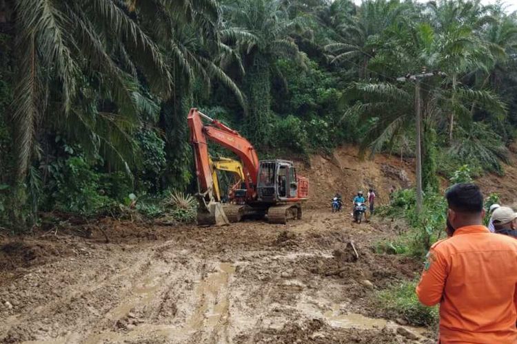 Ekskavator dikerahkan untuk membersihkan sisa-sisa akibat banjir bandang di di Dusun Siria-ria, Desa Hatapang dan Desa Pematang, Kecamatan  NA IX-IX, Labuhan Batu Utara.