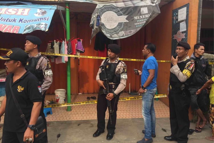 Polisi mengamankan tiga terduga teroris di sebuah rumah yang berlokasi di Jalan Gempol Raya RT 004 RW 002 Keurahan Kunciran Induk Kecamatan Pinang Kota Tangerang, Rabu (16/5/2018).