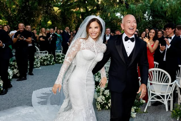 Jeff Bezos dan Lauren Sanchez pada hari pernikahan mereka di Venesia, Italia, Jumat (27/6/2025).