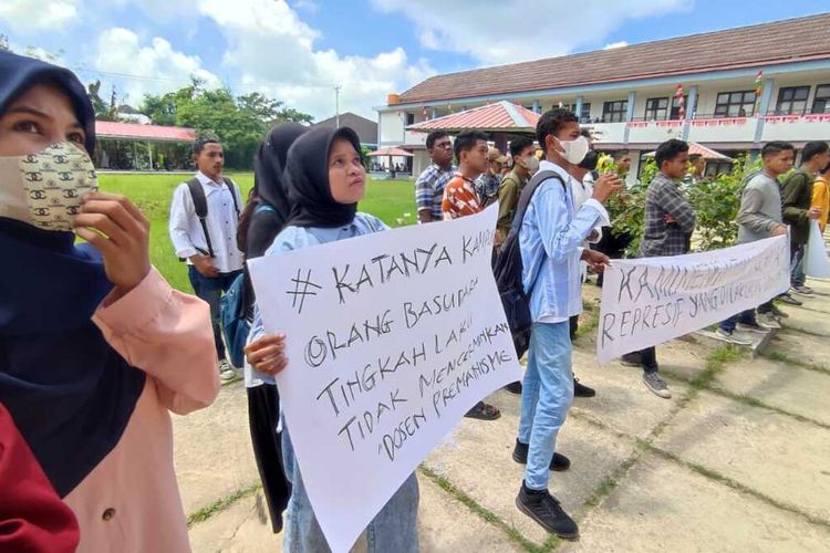 Puluhan mahasiswa Fakultas Keguruan dan Ilmu Pendidikan (FKIP) Universitas Pattimura menggelar demo menuntut oknum dosen yang menganiaya rekan mereka dipecat, Selasa (20/9/2022)