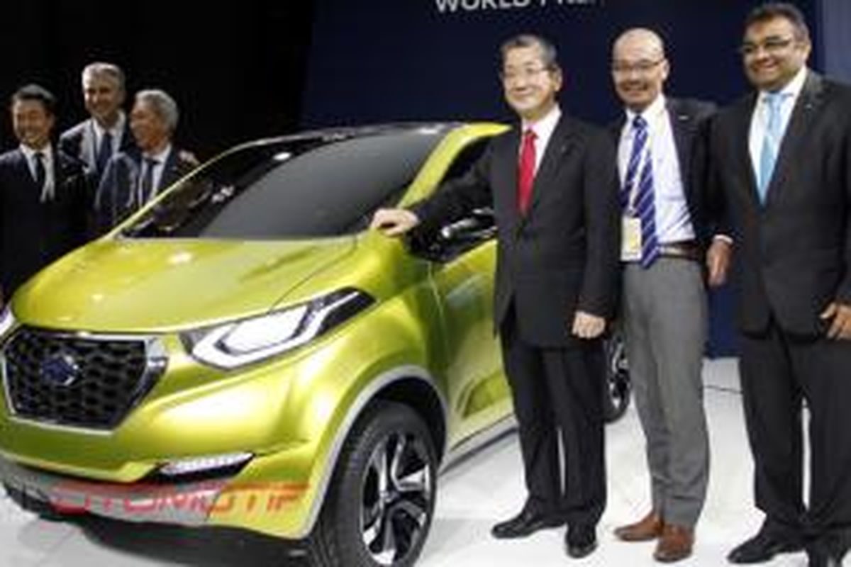 Top manajemen Nissan berpose bersama Redi-Go