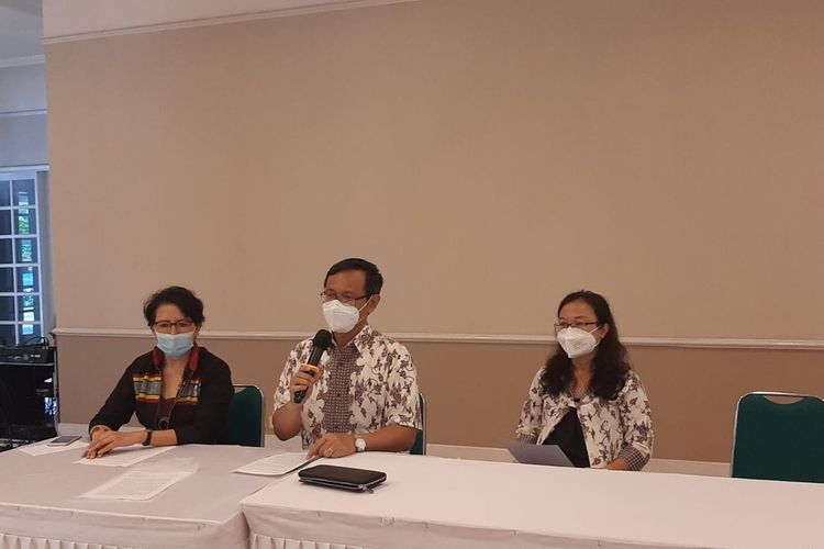 Konferensi pers mantan Direktur Jenderal Bimbingan Masyarakat (Dirjen Bimas) Katolik Yohanes Bayu Samodro di Tangerang Selatan, Banten, Jumat (24/12/2021).