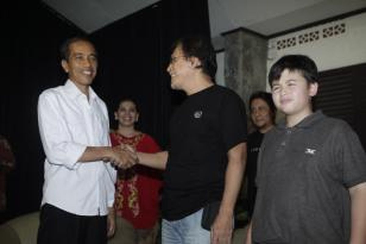 Calon presiden yang juga Gubernur DKI Jakarta, Joko Widodo (Jokowi), bertemu dengan pemusik Iwan Fals (tengah) di kediaman Iwan di Leuwinanggung, Cimanggis, Depok, Jawa Barat, Kamis (3/4/2014). Pertemuan itu merupakan bentuk silaturahim antara Jokowi dengan para seniman.  