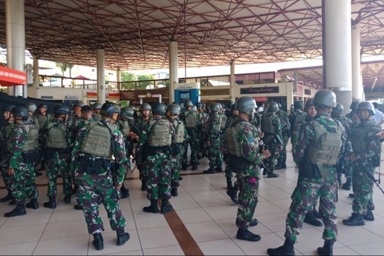 Pasukan TNI AL disiagakan untuk pengamanan di Bandara Juanda, Surabaya, Senin (14/5/2018) pasca ledakan bom bunuh diri terjadi di sejumlah titik di kota itu. 
