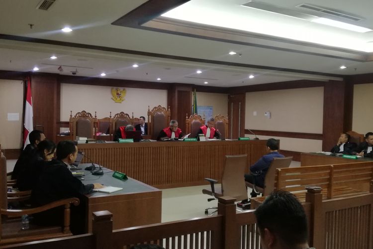 Direktur Utama PT Navy Arsa Sejahtera Mujib Mustofa divonis 1 tahun 6 bulan penjara dan denda Rp 100 juta subsider 2 bulan kurungan oleh majelis hakim pada Pengadilan Tindak Pidana Korupsi, Jakarta, Senin (24/2/2020).