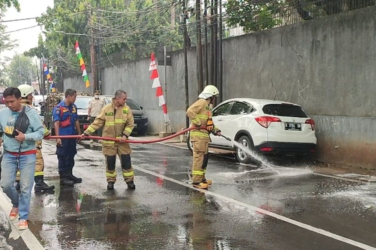 Petugas Pemadam Kebakaran Jagakarsa saat sedang membersihkan jalan M Kahfi, tepat di depan Rumah Sakit Umum Daerah (RSUD) Jagakarsa, Jakarta Selatan, Rabu (3/8/2022). Pembersihan dilakukan karena adanya tumpahan solar dari mobil operasional Sudin SDA Jaksel.