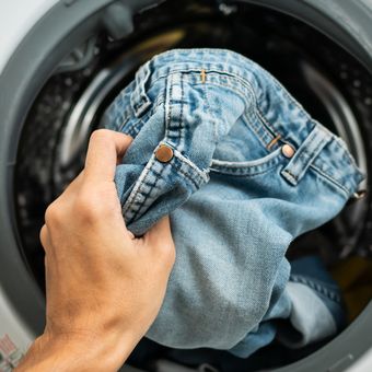 Ilustrasi mencuci pakaian berbahan denim.