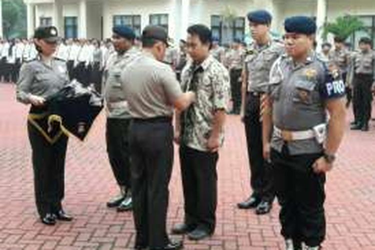 Ipda AT, anggota Polda Gorontalo yang berdinas di Satuan Brimob dipecat tanpa hormat dalam sebuah upcara yang dipimpin Kapolda Brigjen Rachmat Fudail