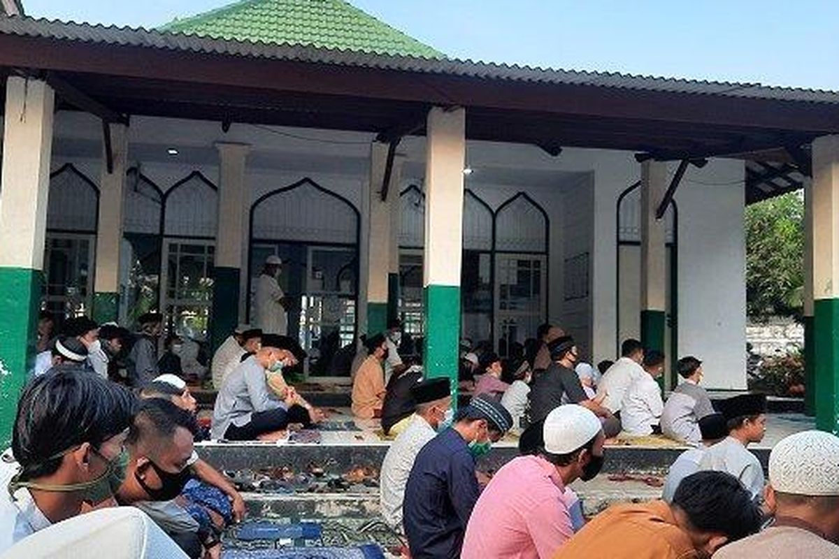 Shalat Idulfitri 1442 H di Masjid Al Karim, Tangerang, Kamis (13/5/2021)