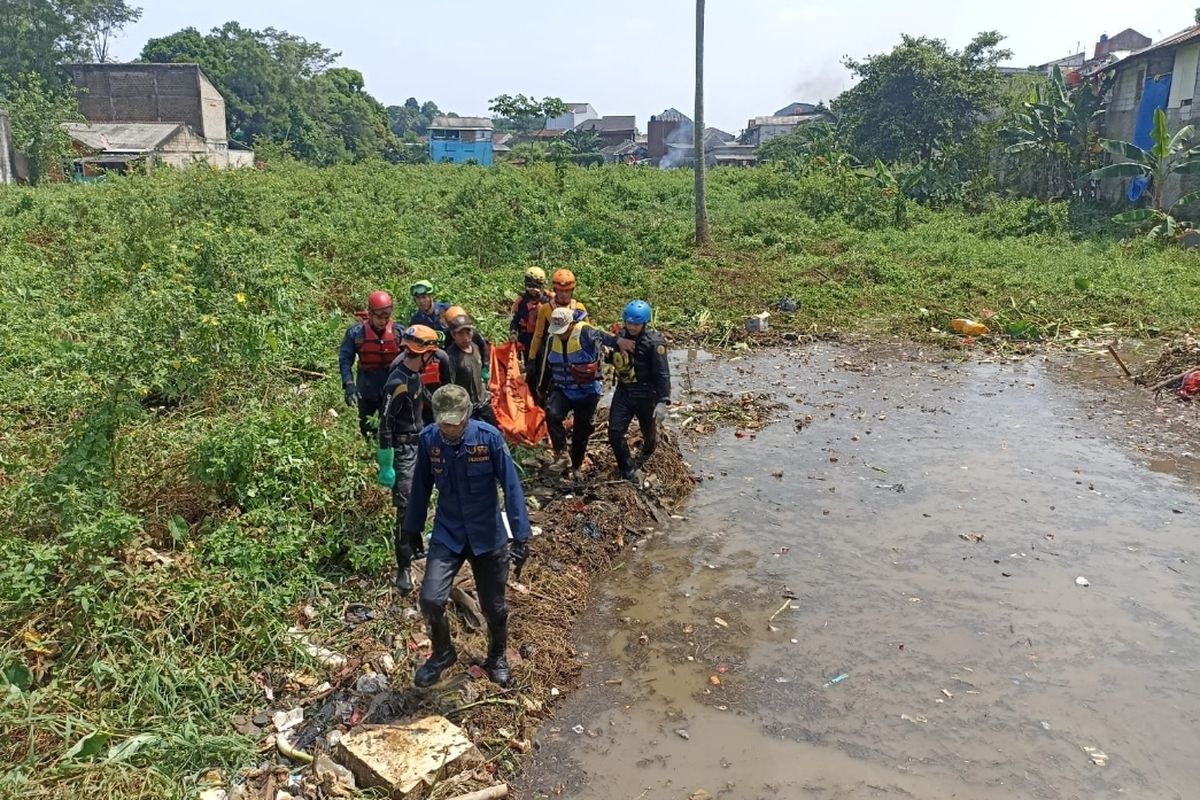 Tim SAR gabungan tengah mengevakuasi jasad NH, korban yang terseret arus gorong-gorong di Jalan Tawakal, Pancoran Mas, Depok, pada Rabu (26/4/2023).