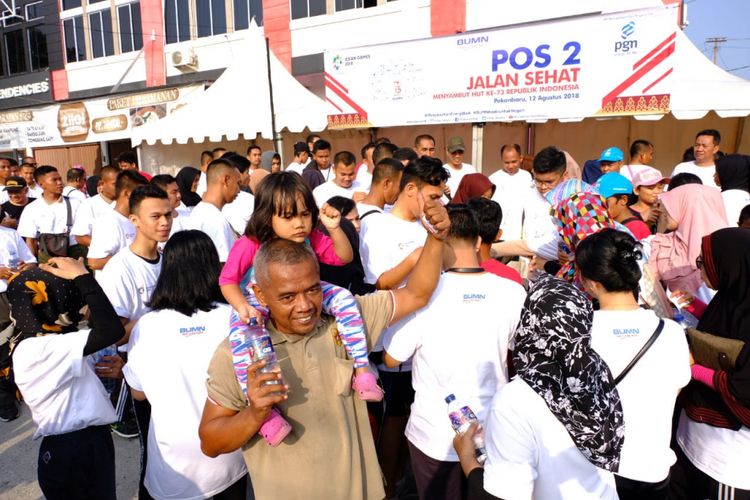  PT Perusahaan Gas Negara Tbk (PGN) menjalankan program Badan Usaha Milik Negara (BUMN) Hadir Untuk Negeri dengan menggelar kegiatan Jalan Sehat dan Bersih Lingkungan, di Kota Pekanbaru, Riau, Minggu (12/8/2018).
