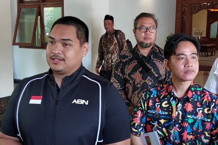 Menteri Pemuda dan Olahraga (Menpora), Dito Ariotedjo dan Wali Kota Solo Gibran Rakabuming Raka memberikan keterangan pers sesuai menggelar rapat perdana persiapan Peparnas 2024 di Solo, Jawa Tengah, Jumat (21/6/2024).