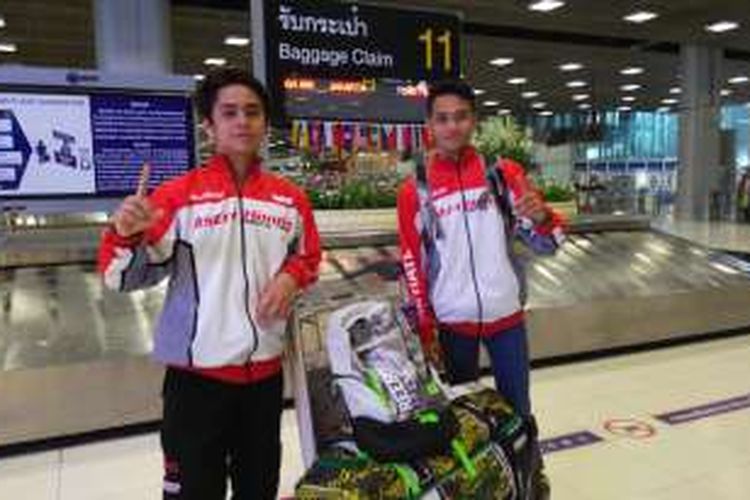 Dua pebalap Astra Honda Motor, Yassin Somma (kiri) dan M Febriansyah, tiba di Bandara Internasional Suvarnabhumi, Rabu (4/5/2016). Mereka akan turun pada seri Asia Dream Cup (ADC) di Sirkuit Chang, Buriram, Thailand, 6-8 Mei.