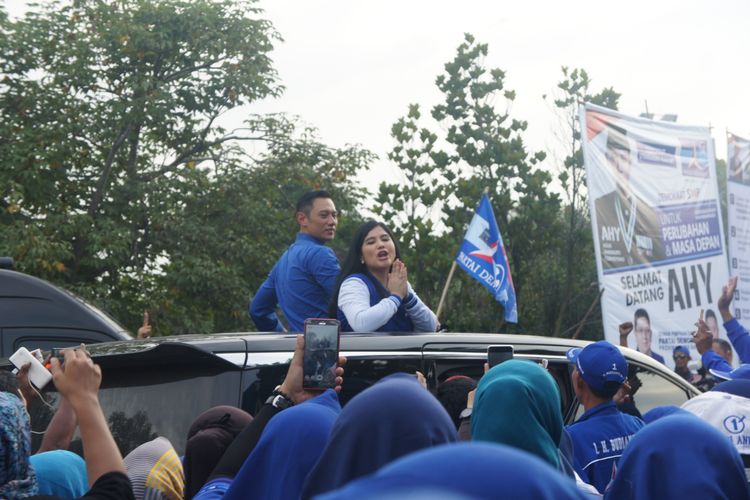 AHY dan Annisa Pohan saat bersalaman dengan kader Partai Demokrat di Karawang, Kamis (11/4/2019).