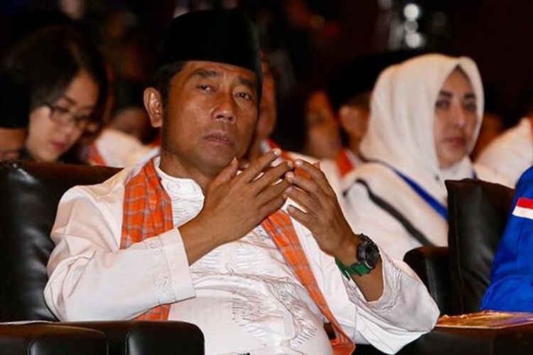 Pendukung Agus Yudhoyono-Sylviana Murni, Abraham Lulung Lunggana atau biasa disapa Haji Lulung, hadir dalam acara pengundian nomor urut pasangan cagub dan cawagub, di JIExpo Kemayoran, Jakarta, Selasa (25/10/2016) malam. Acara pengundian nomor urut ini dihadiri oleh ribuan pendukung dari ketiga pasang calon.