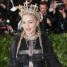 Madonna Bagikan Video Pasang Dekorasi Natal Bersama Anak-anaknya