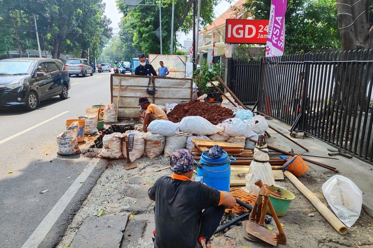 Proses penggalian trotoar untuk penanaman kabel di Jalan Wijaya I, Kebayoran Baru, Jakarta Selatan, Rabu (30/8/2023). 