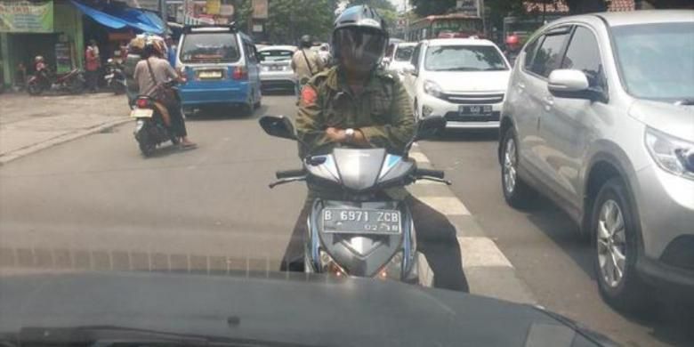 Pengendara skuter yang melawan arus di kawasan Jati Padang, Pasar Minggu, Kamis (2/4/2015) mendapat kecaman dari netizen di dunia maya (foto pribadi pengendara mobil Gati Nazeni)