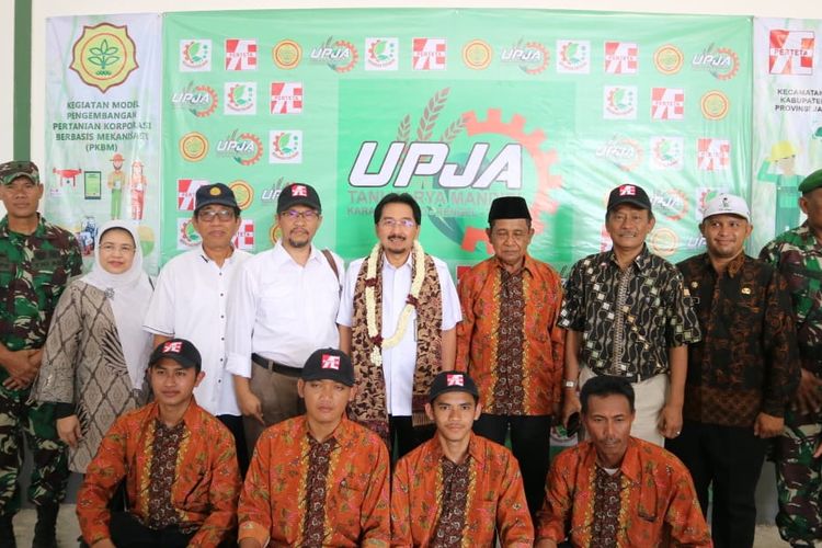 Direktur Jenderal Prasarana dan Sarana Pertanian (PSP) Kementerian Pertanian (Kementan) Sarwo Edhy (atas tengah) meresmikan Warehouse UPJA Tani Karya Mandiri, di Desa Karangtinoto Kecamatan Rengel Kabupaten Tuban, Jawa Timur.