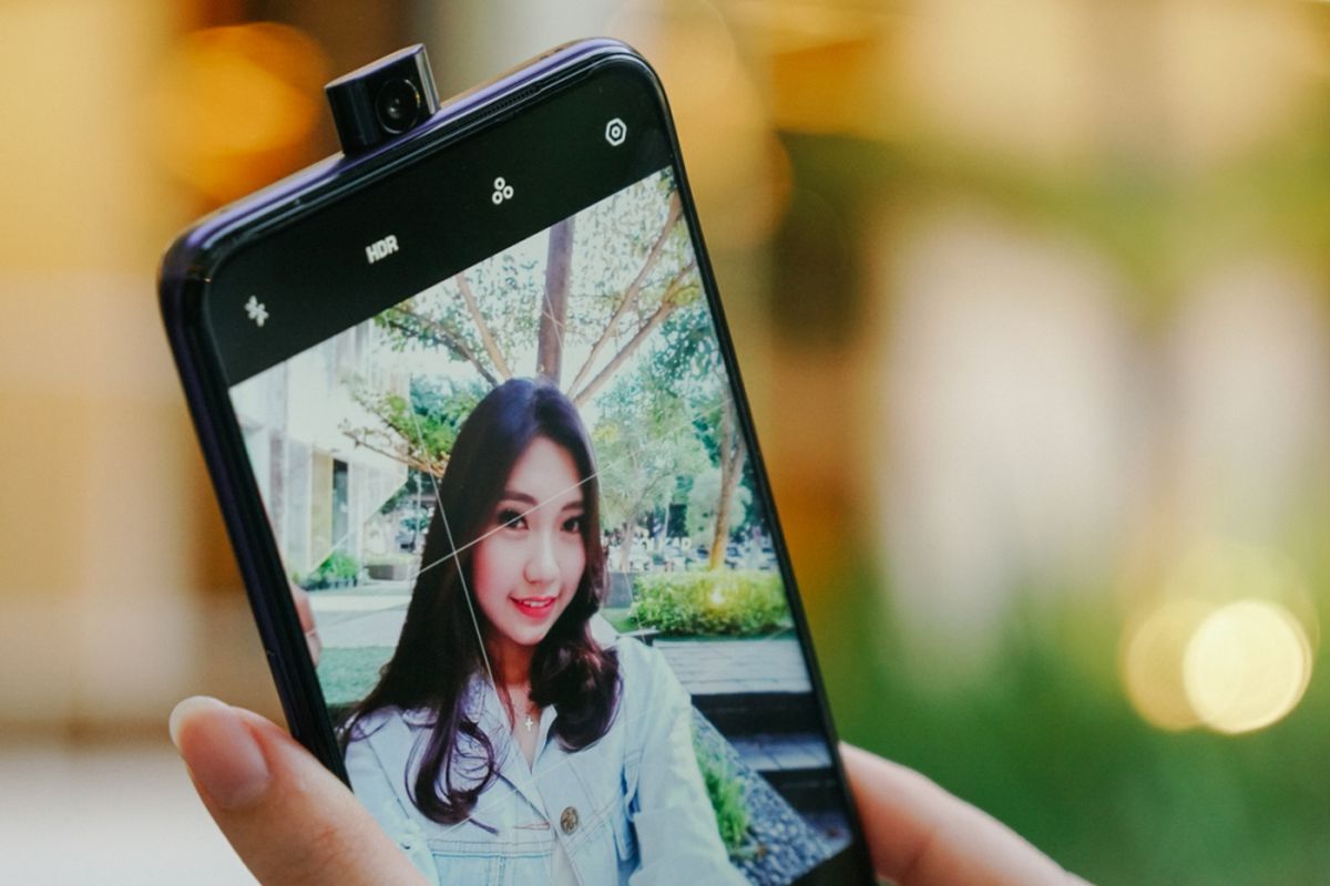 Kamera depan Oppo F11 Pro akan menyembul secara otomatis ketika pengguna hendak menjepret selfie lewat aplikasi kamera bawaan.