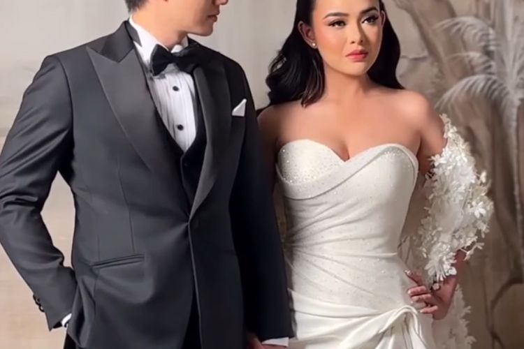 Amanda Manopo dan Kenny Austin tampil memukau di resepsi The Langham Jakarta. Gaun Hian Tjen dan tuxedo hitam klasik membuat keduanya tampak serasi.