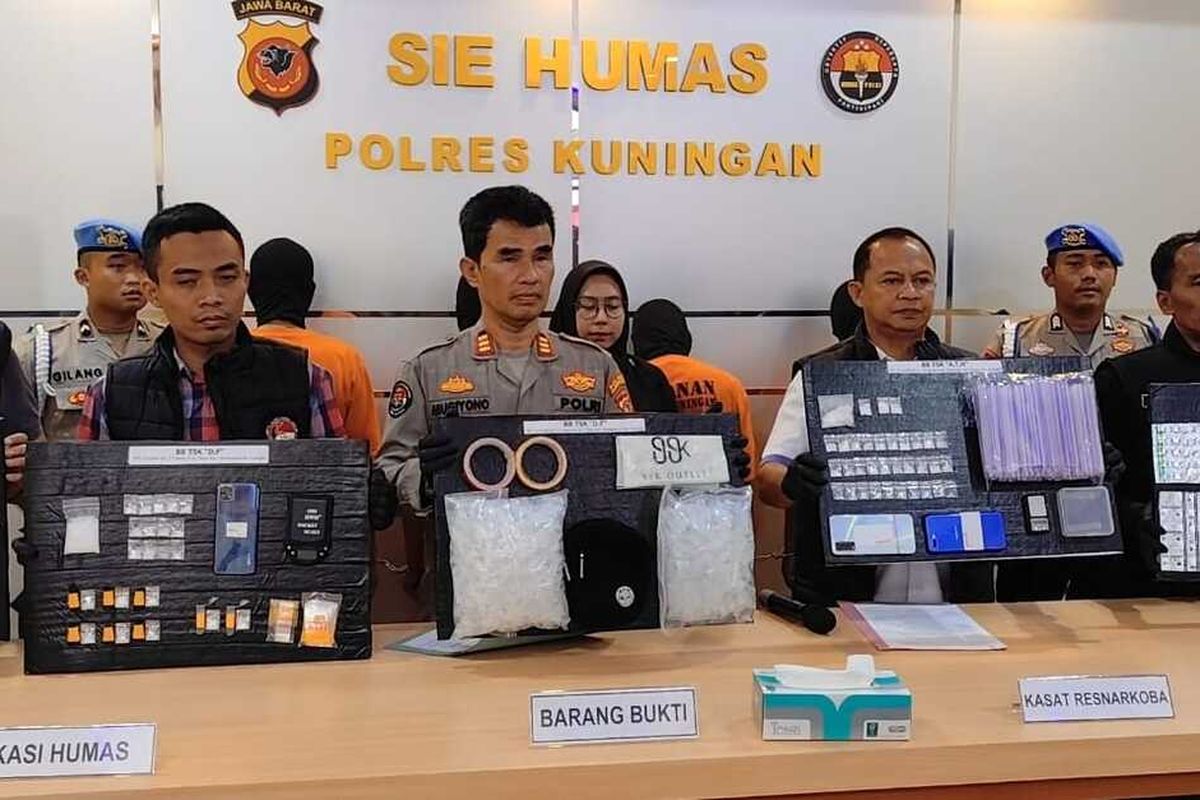 Jajaran sat narkoba polres Kuningan menunjukan barang bukti serta tersangka di aula Mapolres Kuningan pada Kamis (24/7/2025) siang.
