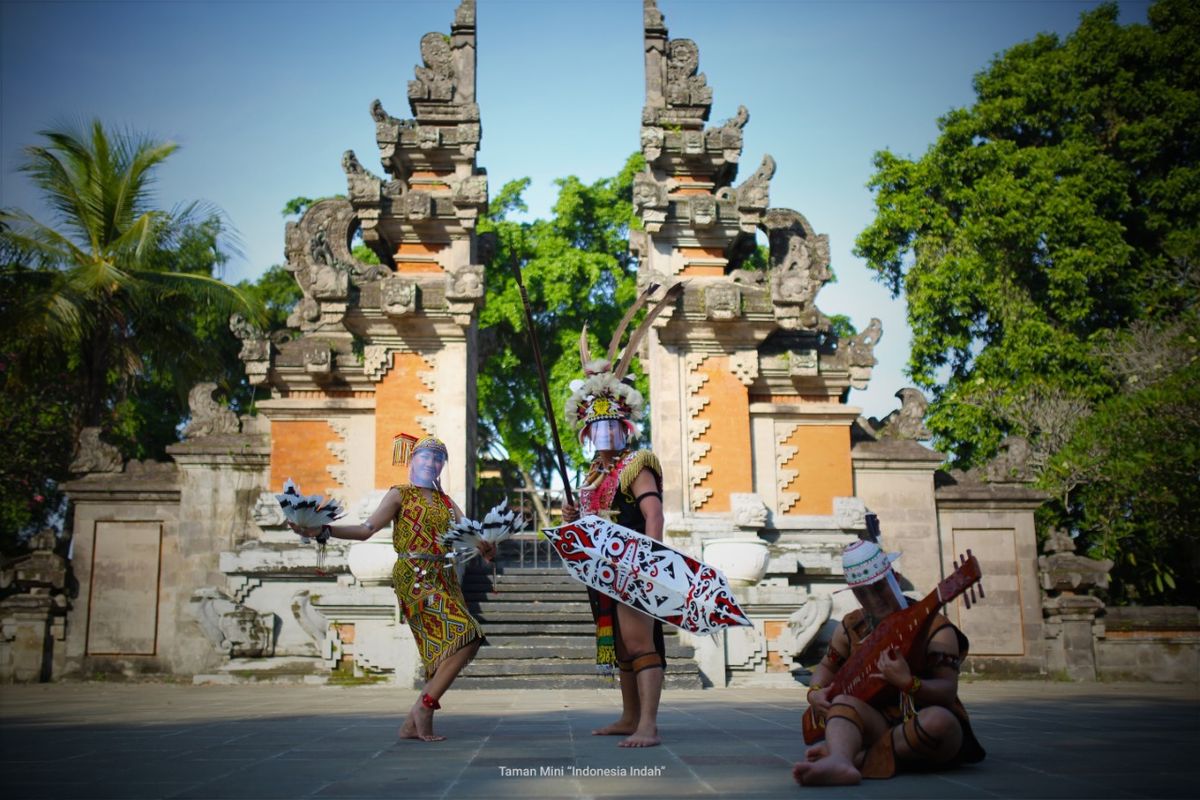 Penari anjungan di Taman Mini Indonesia Indah (TMII) menari menggunakan face shield sebagai alat pelindung diri.