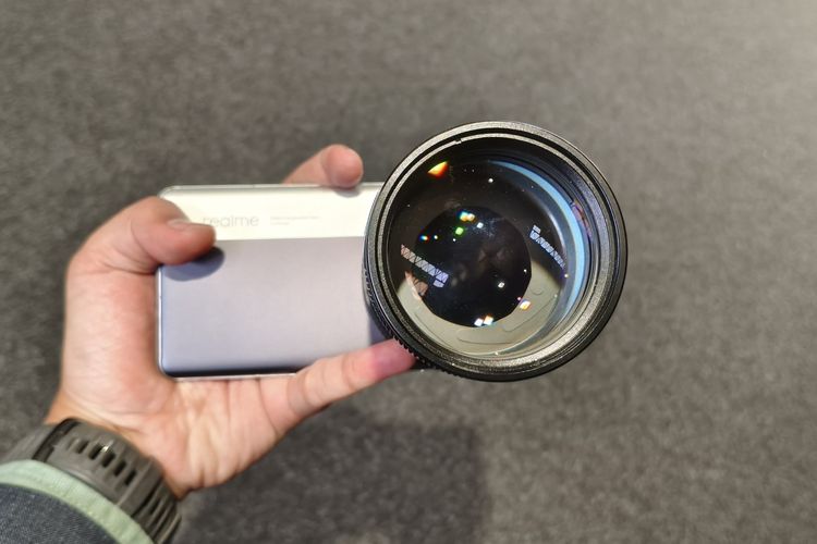 Ponsel Realme Interchangeable-Lens bersama lensa eksternal yang telah dipasang, ditampilkan di booth Realme di ajang MWC Barcelona 2025, Selasa (4/3/2025).