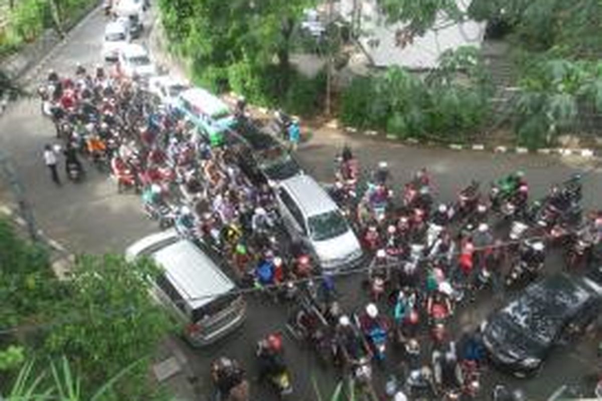 Kondisi lalu lintas di Jalan Cikoko Barat 9 yang padat oleh kendaraan, Kamis (23/4/2015) pagi. Hal itu disebabkan karena jalan kecil yang berada di bawah kolong Jalan MT Haryono itu menjadi salah satu jalur alternatif sehubungan dengan dilakukannya penutupan Jalan Gatot Subroto yang tengah digunakan delegasi peserta Konferensi Asia Afrika (KAA) melintas dari tempat penginapan ke lokasi tempat berlangsungnya acara di Jakarta Convention Center.