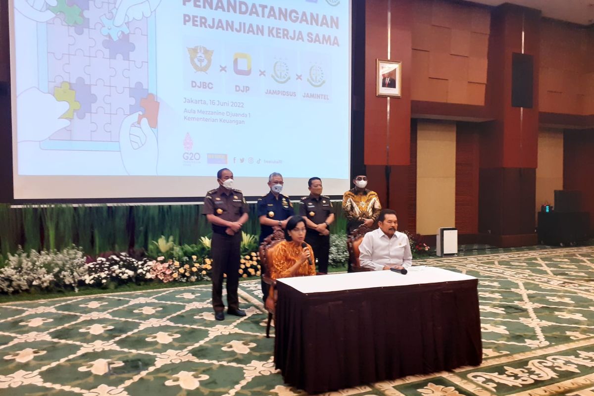 Menteri Keuangan Sri Mulyani Indrawati dalam acara penandatanganan kerja sama dengan Kejaksaan Agung di Kantor Kementerian Keuangan, Jakarta, Kamis (16/6/2022).