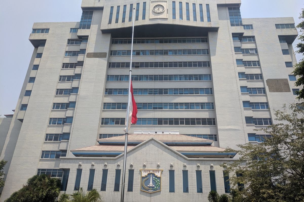 Bendera setengah tiang dikibarkan di sebuah gedung perkantoran di Jalan Yos Sudarso, Tanjung Priok , Jakarta Utara, Kamis (12/9/2019). Bendera setengah tiang itu sebagai tanda duka atas meninggalnya Presiden ke-3 RI, BJ Habibie, pada Rabu kemarin.