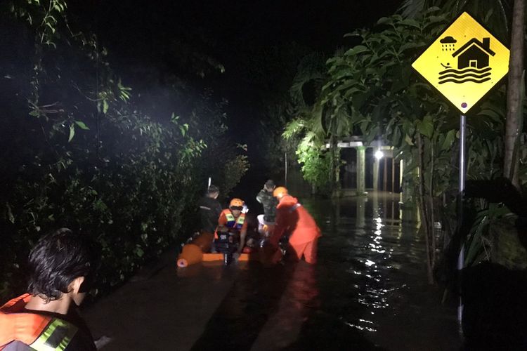 BANJIR--Hujan yang melanda Kabupaten Madiun selama lima jam mengakibatkan banjir di delapan desa di tiga kecamatan. Nampak air banjir merendam jalan dan rumah warga Desa Klumutan, Kecamatan Saradan, Kabupaten Madiun, Rabu (19/1/2022) malam. 