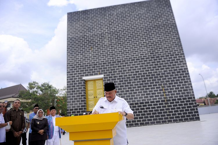 Gubernur Sumatera Selatan Alex Noerdin meresmikan kawasan terpadu Embarkasi Haji pertama di Indonesia yang berlokasi di Palembang, Selasa (8/8/2017).