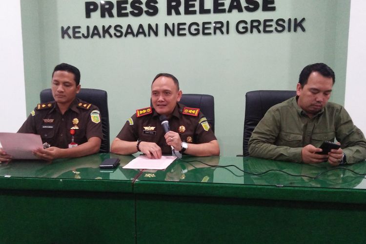 Kepala Kejari Gresik Nana Riana (tengah) dan Kasi Pidsus Kejari Gresik Alifin Nurahmana Wanda (kiri), saat rilis ungkap kasus di gedung Kejari Gresik, Jawa Timur, Selasa (28/11/2023).
