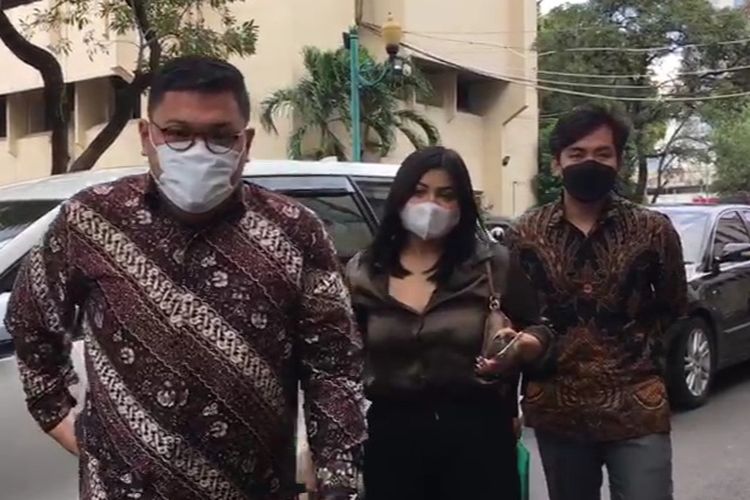 Kreator Konten Gusti Ayu Dewanti (tengah) saat datang ke Polda Metro Jaya untuk Menjalani wajib lapor sebagai tersangka dugaan kasus pornografi, Senin (4/4/2022).