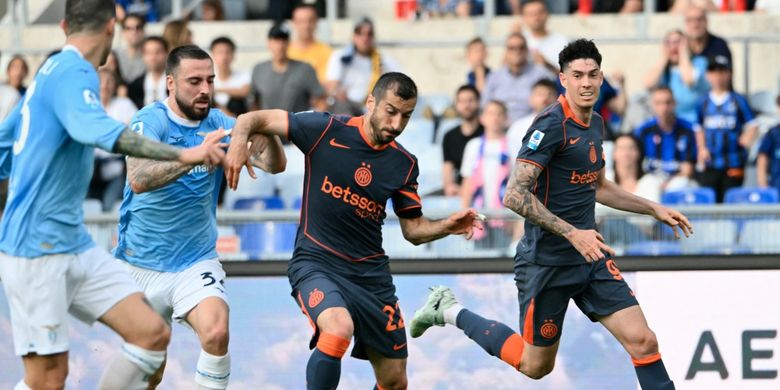 Henrikh Mkhitaryan (tengah) dibayangi Mario Gila dalam pertandingan sepak bola Serie A Liga Italia antara Lazio vs InterMilan di stadion Olimpico di Roma pada 9 Mei 2026. (Foto oleh Alberto PIZZOLI / AFP)