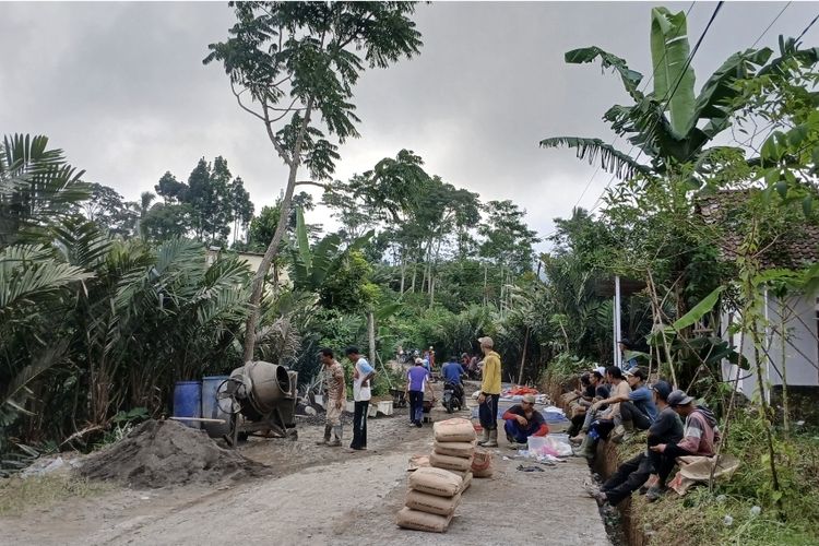Kecewa 5 Tahun Tak Diperbaiki, Warga Tlogo Wonosobo Patungan hingga Rp 100 Juta Cor Jalan Sendiri
